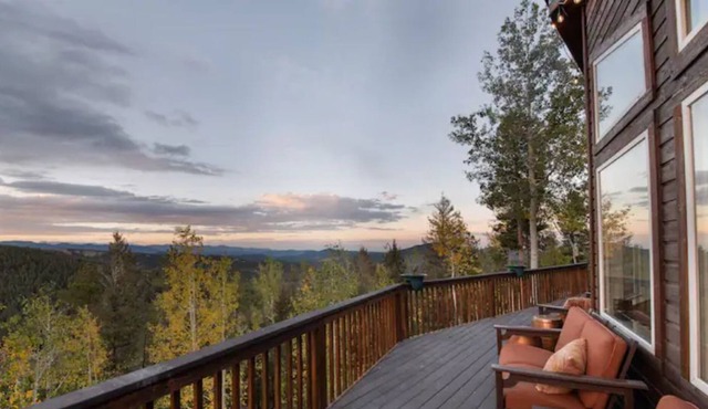 VIEWS! Hot tub, barrel sauna, arcade, axe throwing