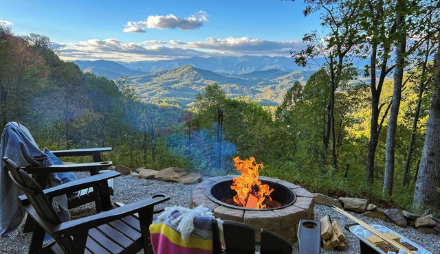 VIEWS, hot tub, firepit, WIFI and Outdoor Speakers