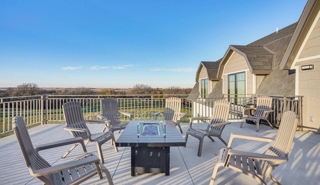 Views, Hot Tub & Rooftop Deck! Iowa Family Home