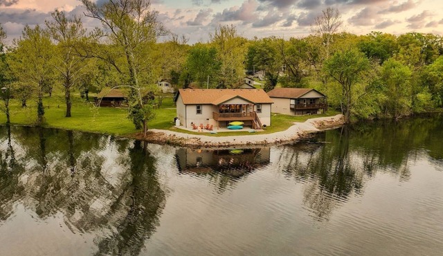 Views! Lakefront Hot Tub, Kayaks, Firepit, & Pool! Disc Golf, Park, & Playground
