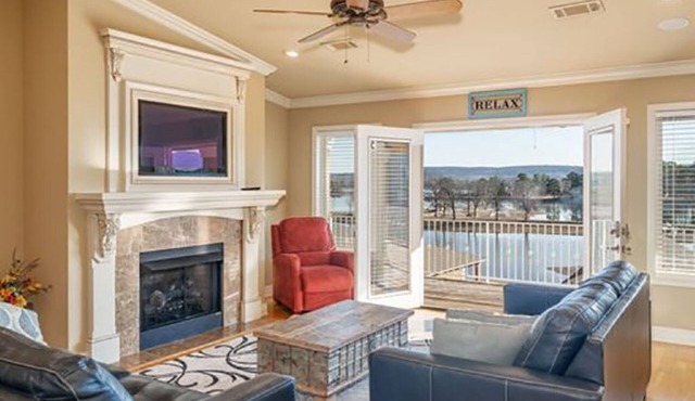 Views! Luxury Condo w/Gourmet Kitchen, Breathtaking Views