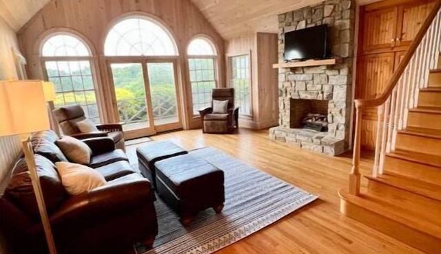 Views! Mountain Cabin w/stone fireplace, indoor pool, pickle ball, golf, gym
