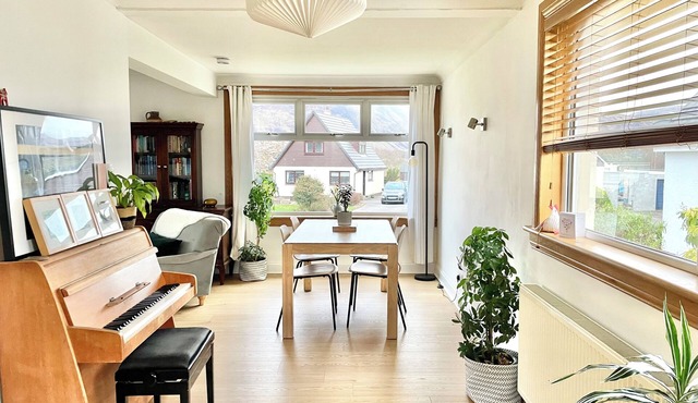 Views of Ben Nevis. Sleeps 5. 2 bedrooms. Garden. Parking. Beach/Canal.