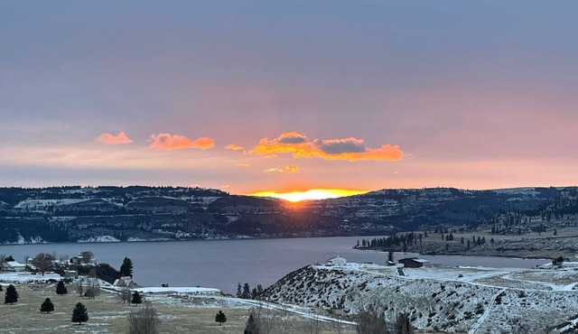 Views of Lake Roosevelt, On-Site Restuarant and Brand New Renovated Rooms!