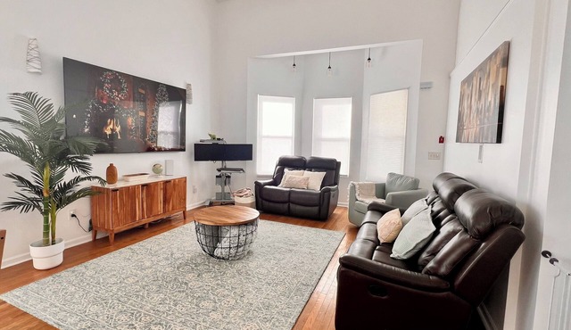 Views of NY Skyline & Statue of Liberty with Pool Table, 5min to train to NYC