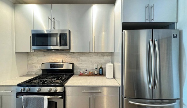 Views of NYC Charming 2 bedroom apartment with AC WiFi