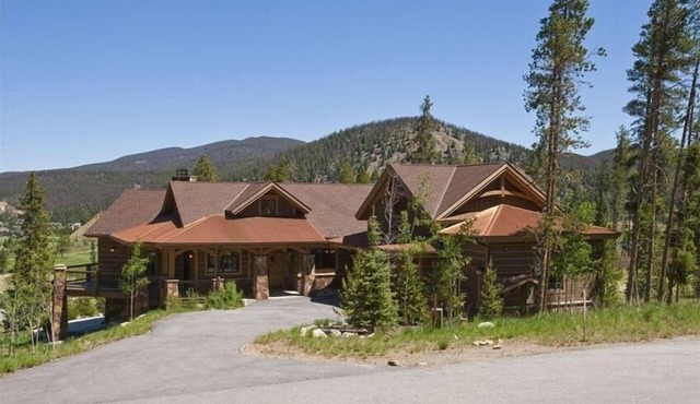 Views of the 10 mile range - 7 min from the slopes in this luxurious chalet!