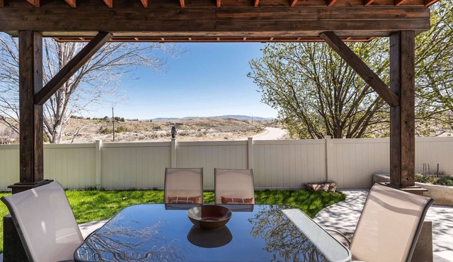 Views of the Foothills! Bring the WHOLE FAM + DOG(s)! Across the St to Mountain Bike Trails