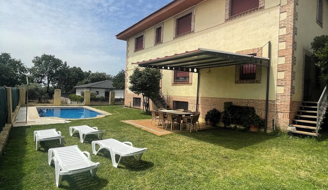 Views of the Sierra de Gredos and pool for hot summers