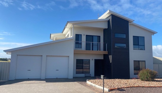 Views on 9-Beautiful holiday home-backs on to golf course, distant sea views!