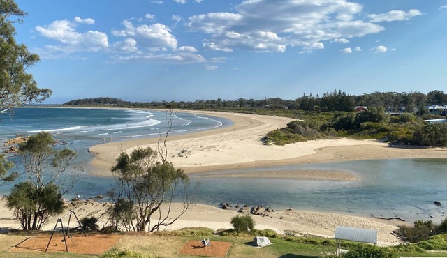 Views on Candlagan-Unique Home overlooking Candalagan Creek & Broulee Beach