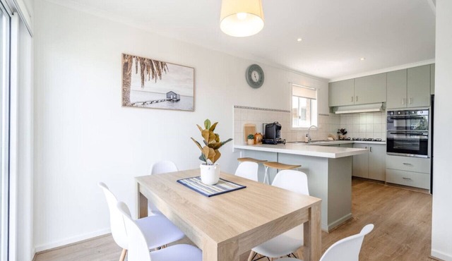 Views on the Avenue - Clifton Springs