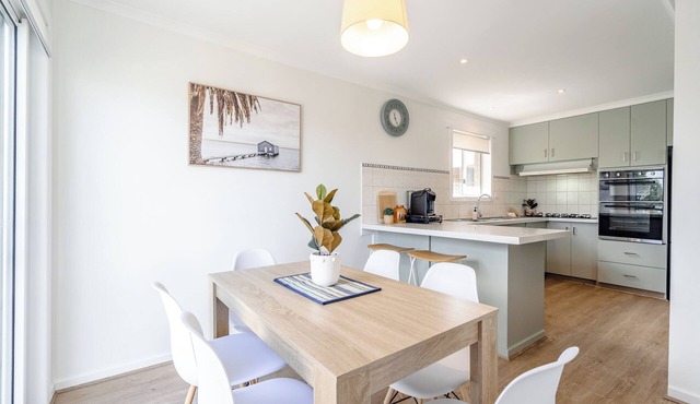 Views on the Avenue By Host on the Coast