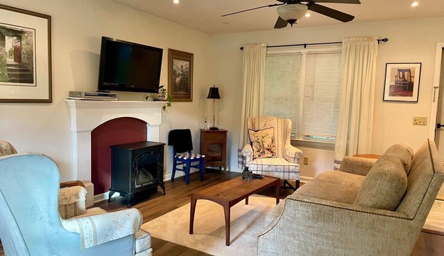 Views! Paved Road! KING & Queen beds! 1 FLOOR! 8 min to W Jeff, 30 min to Boone