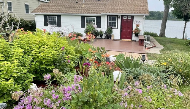 Views! Peaceful, updated, and centrally-located waterfront retreat on Sauk Lake!