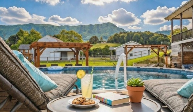 ⛰️Views! Pool&hot tub! Firepit area! 20 mins to DWood, fenced yard! Pets welcome!