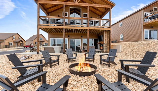 Views! Private Hot Tub, Fire Pit, Pools, Lazy River, 5 BR, 18 mins to SDC