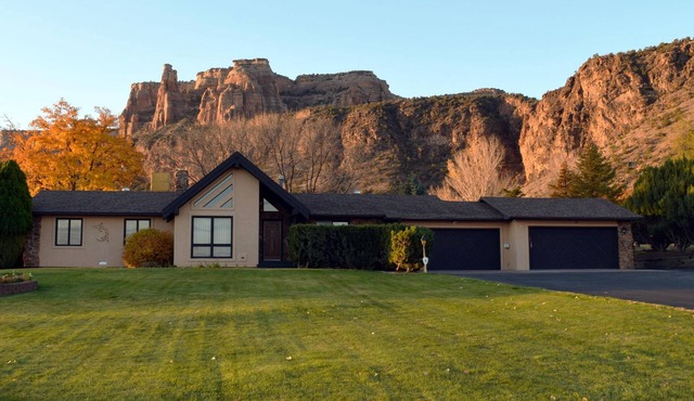 Views+, Spacious Home, Hot Tub, Ski/Hike/Golf, base of the CO Nat'l Monument!