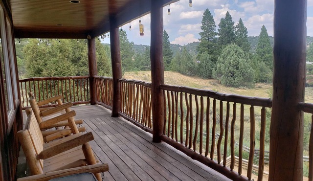 Views! Spacious Cabin central to Bryce & Zion National Park!