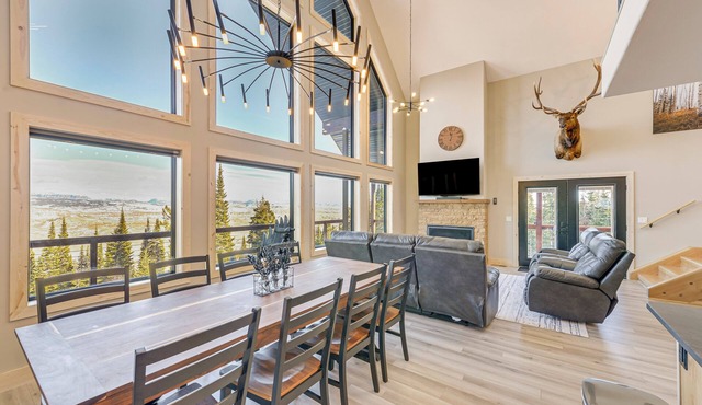 Views, Trails, Hot Tub & More: Luxe Wyoming Oasis