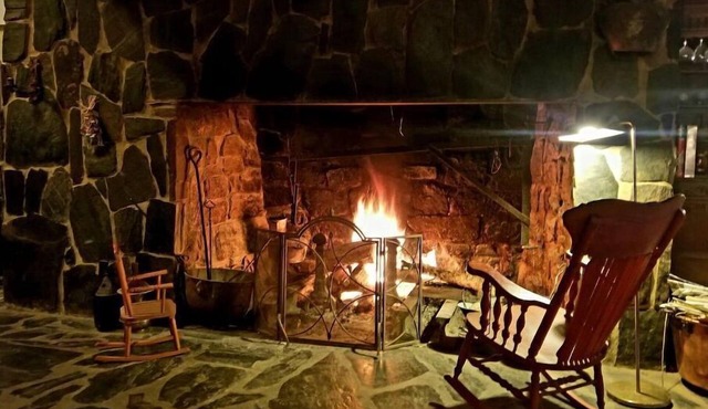Views, Vibes & Starry Skies! 4 BR/2 BA Dog Friendly Mountaintop Experience!