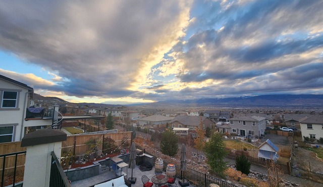 Views, Views, Views.Beautiful 2800 sqft 30 mins to Tahoe large backyard.