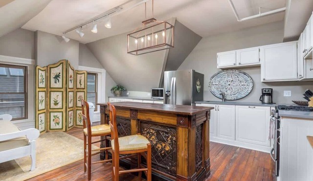 ★ Views ★ Walk to Downtown ★ Lux King Bed ★ WIFI ★