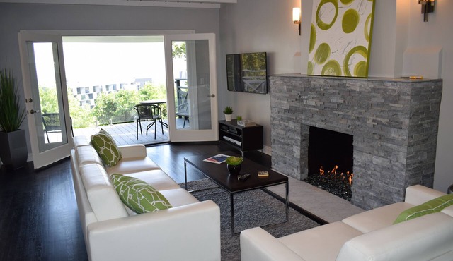 Views! Walk To Sunset Blvd And West Hollywood! 2Bd House In Hollywood Hills.