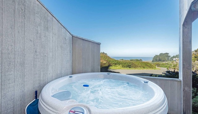Viglione Fireplace, Hot Tub, & Ocean Views