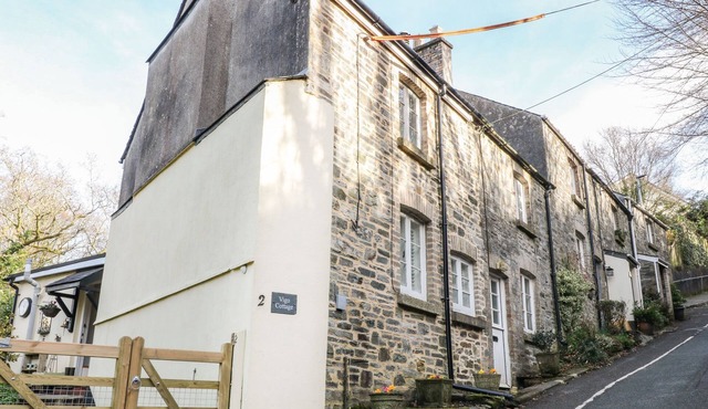 VIGO COTTAGE, pet friendly, with open fire in Tavistock