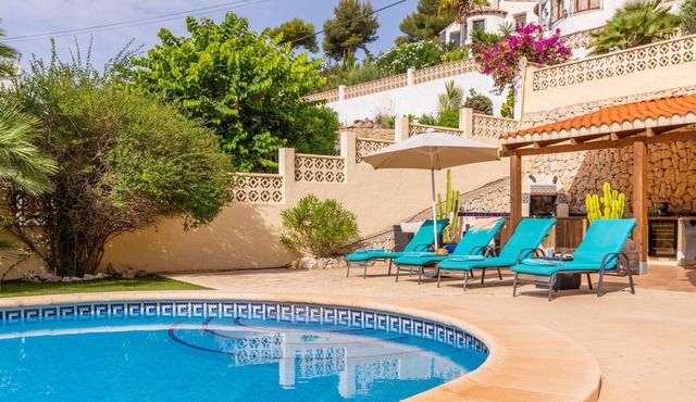 "Villa Rafael" with Sea View, Pool & Wi-Fi