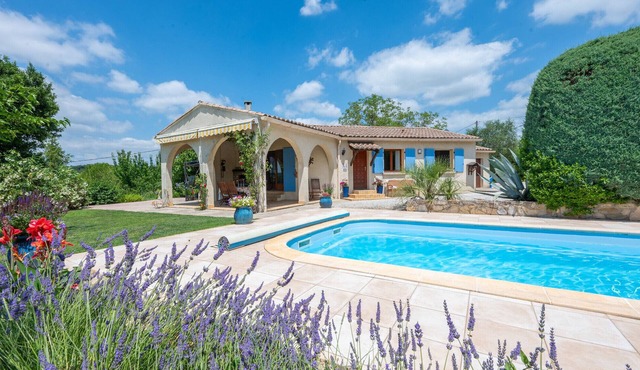 Villa Vignes – Family-friendly villa in the Gard with pool, large garden and play areas