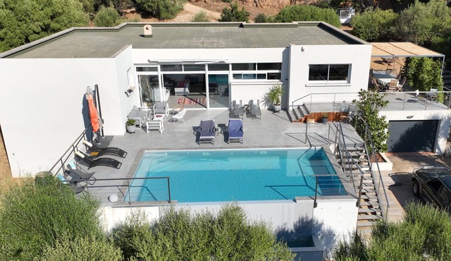 Villa 6 to 12 pers, swimming pool, 3mn walk to beaches, restaurants & water activities