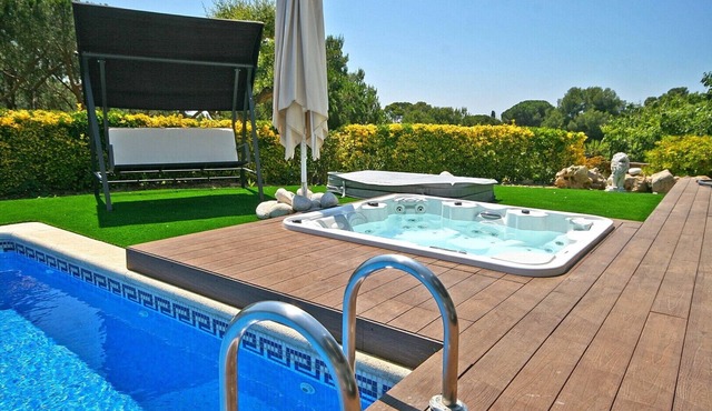 Vila Boutique, in front of the sea with climatized jacuzzi and covered pool