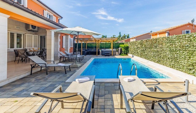 Vila Lotus 13h by Istrabook