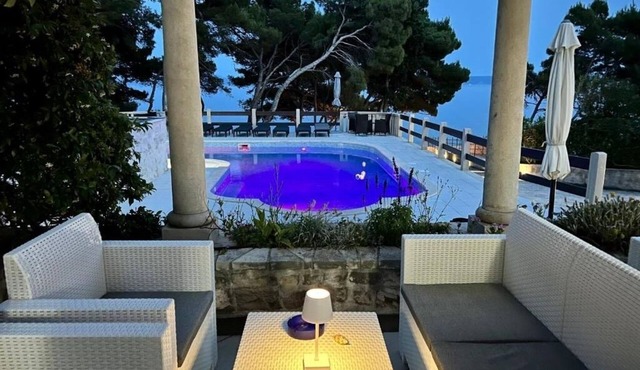 Vila Vera Seafront Apartment with Balcony