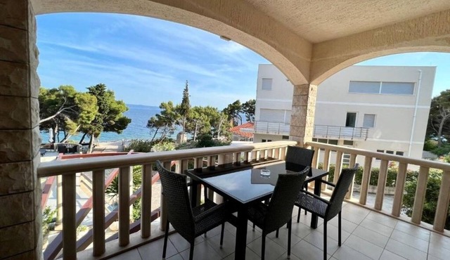 Vila Vera Seafront Apartment with Sea View