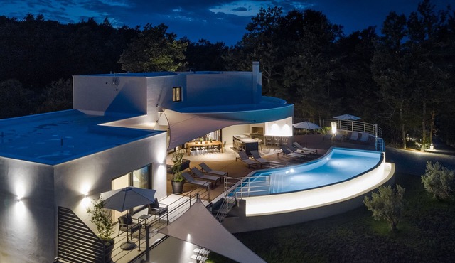 VILA VIKTOR TIRELI premium and private Spacious 7-bedroom Villa in Istra