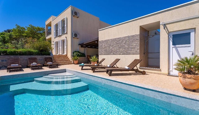Vila Vita - 200m from beach with heated pool