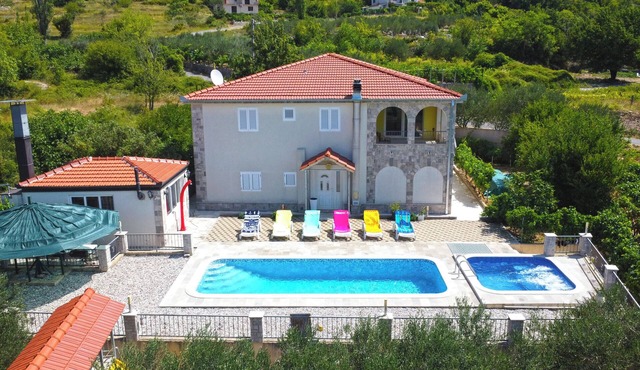 Vila With Heated swimming Pool And Jacuzzi In The Oasis Of Peace And Quiet