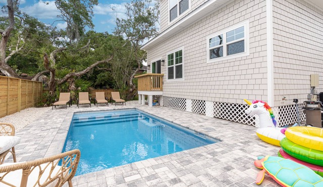 Vilano Beach Vacation Stop. 2 masters, Private Heated pool, Steps to the Beach!
