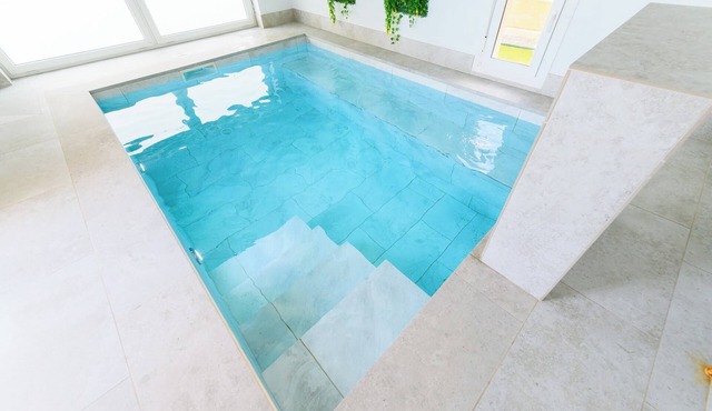 Villa con Piscina Climatizada en el Interior de la Casa y Mucho más