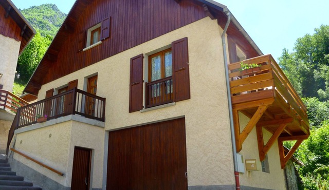 Villa 5 people + large south-facing balcony + Pool and Jacuzzi