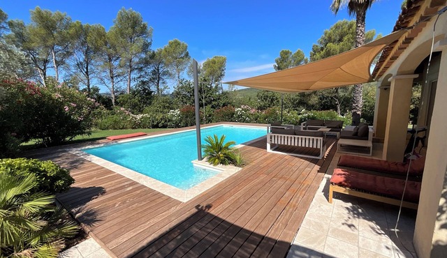 Villa à 25 Minutes de la mer Avec Piscine Dans un Grand Jardin Arboré