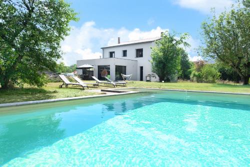 Villa à Castres, Maison 10 personnes avec piscine privée, jardin et 5 chambres