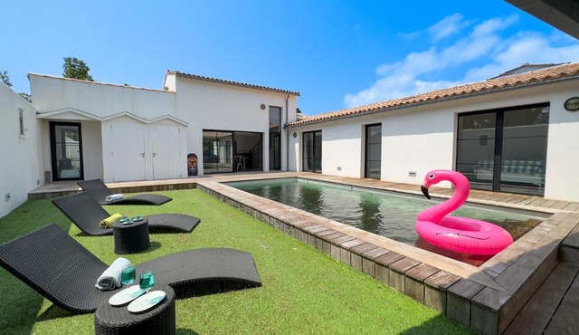 Villa à la décoration moderne avec piscine proche plage