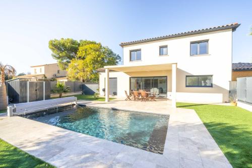Villa équipée piscine 12 pers Beaucaire proche Nîmes Arles Camargue