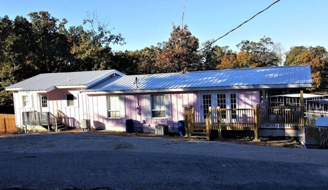 Villa 1 sleep 6 w/VIP pkg- Bachelor parties here!