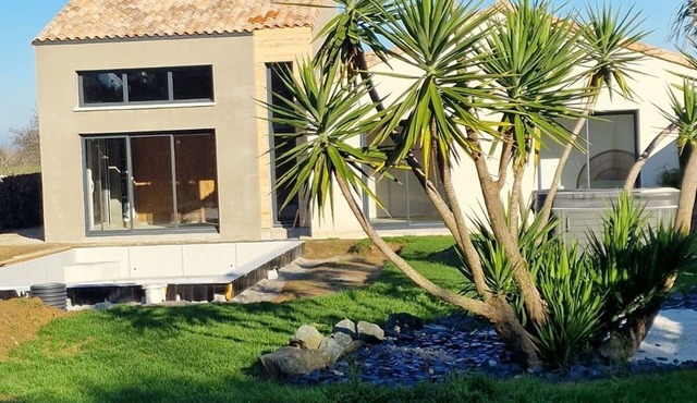Villa 10/12 p. SWIMMING POOL, SPA & PRIVATE SAUNA 2 kms from the beach, marshes, forests
