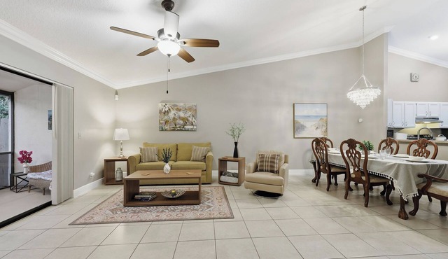 Villa 10 mins to WEF ~ Fenced Yard ~ Pet Friendly
